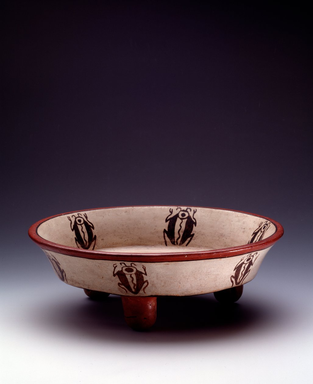 Precolombiansk kunst, Maya sivilisasjon, sen klassisk periode: stativ polykrom leirskål dekorert med coleoptere. Fra Peten, Guatemala. Sol. h. 8,7 x diam. 27,5 cm Guatemala, Museo Nazionale di Archeologia e Etnologia - førkolumbiansk kunst, Maya Civiliza av Mayan Mayan