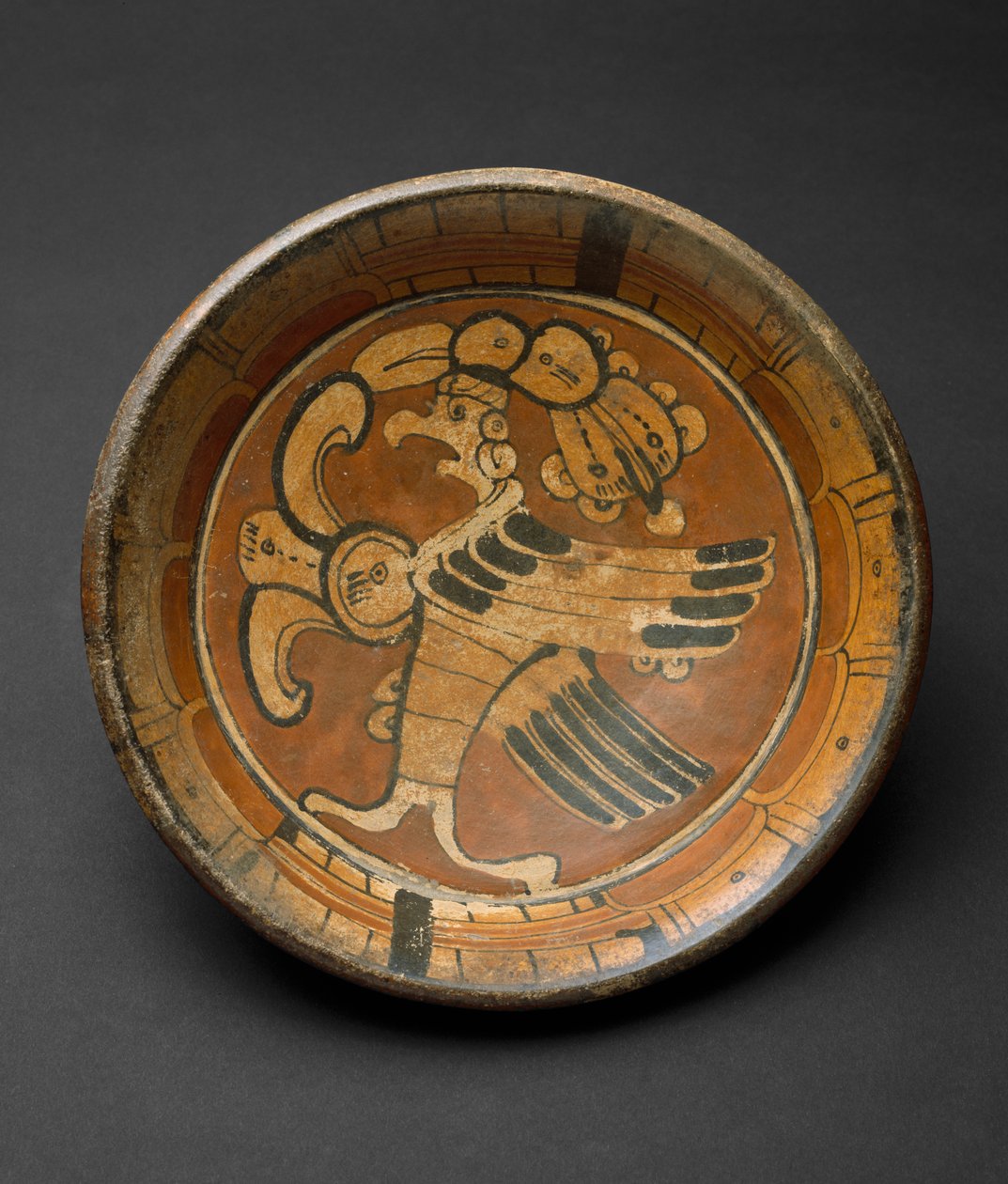 Stativplate med overnaturlig fugl, 550-800 e.Kr. (keramikk med polykrom slip-maling) av Mayan Mayan