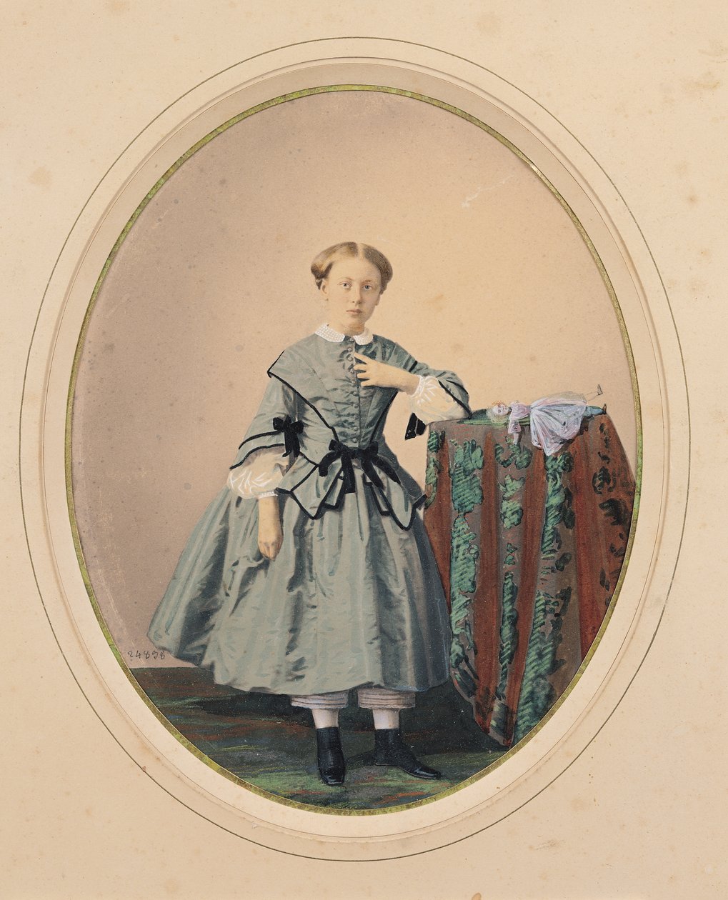 Portrett av Madeleine de Malaret, en av Petites Filles-modellene til grevinnen de Segur (farget bilde) av Mayer Freres