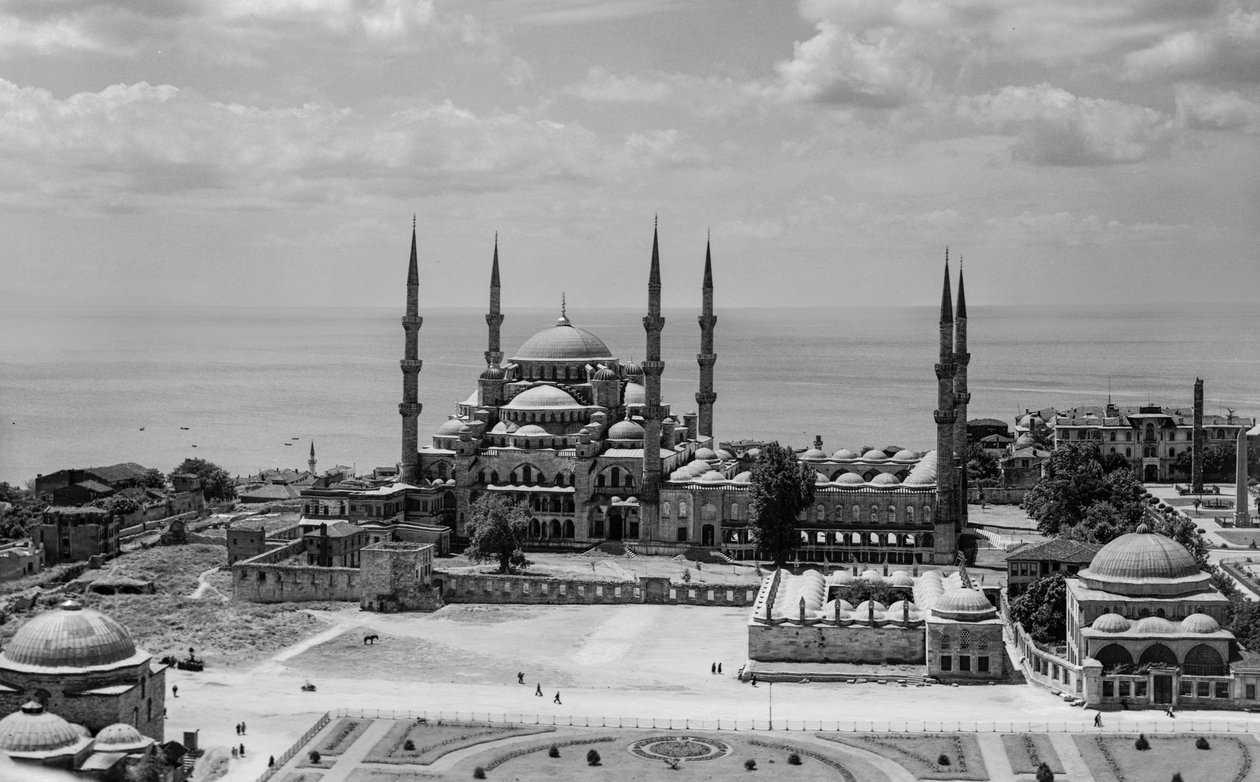 Luftfoto av Den blå moské i Istanbul, også kjent som Sultan Ahmed-moskeen, en historisk bygning fra osmansk tid… av Maynard Owen Williams