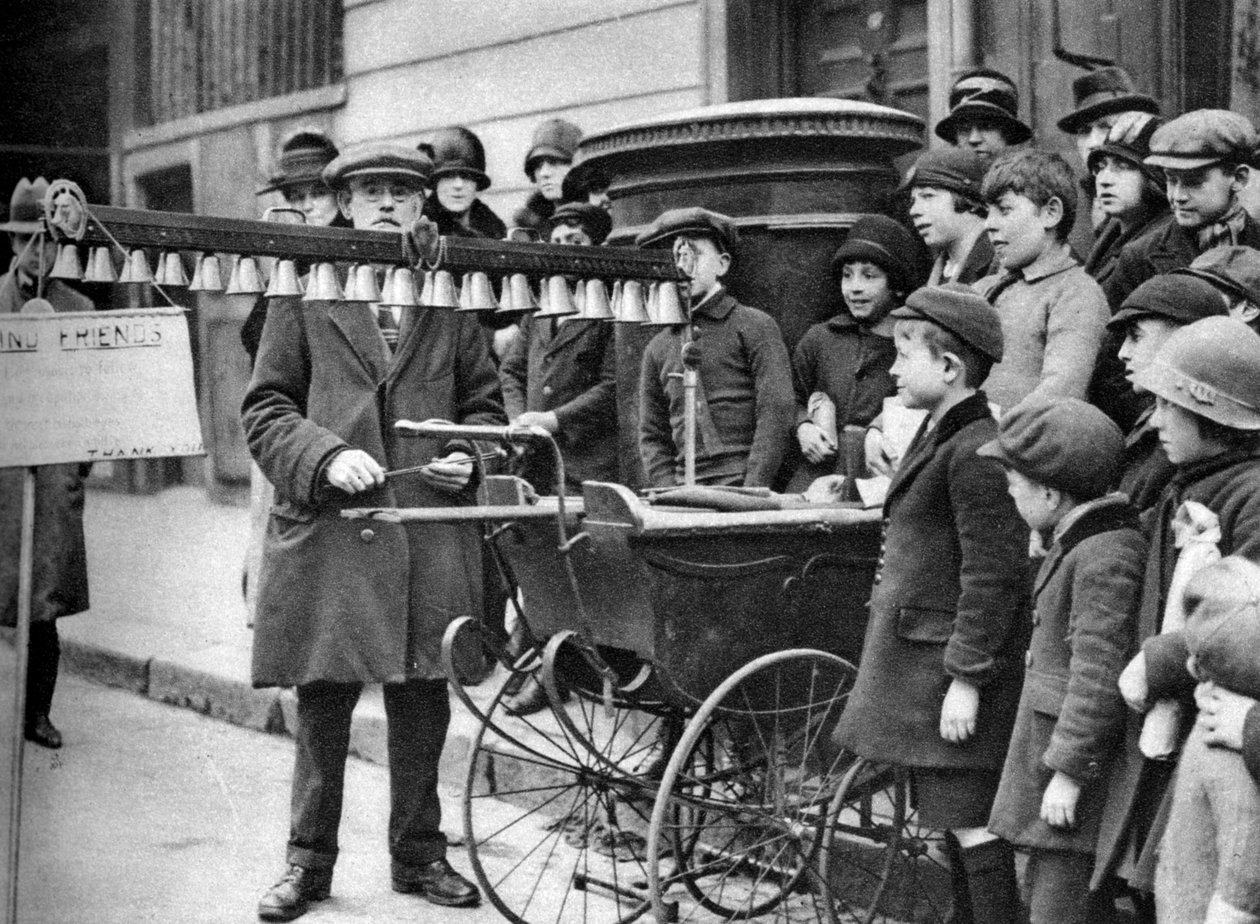 A bell busker, London, 1926-1927. av McLeish