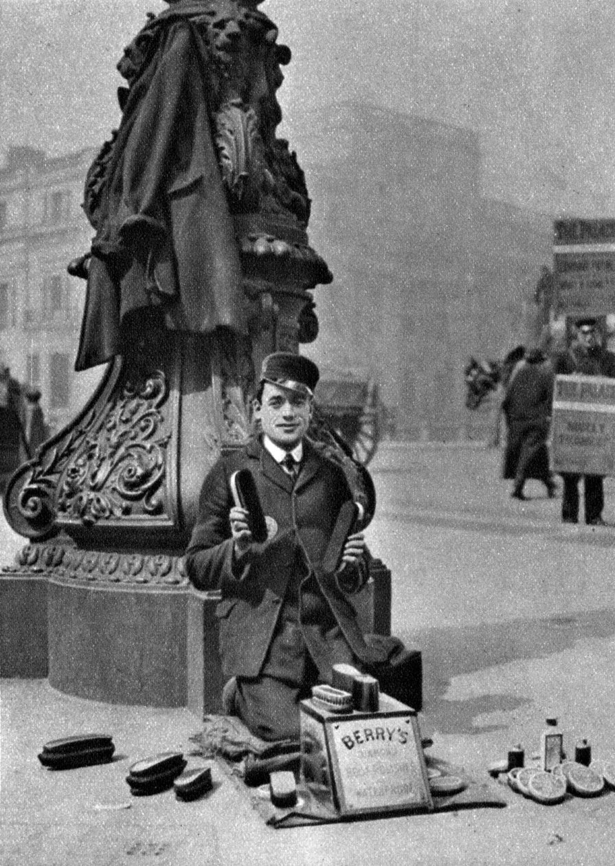 A bootblack, London, 1926-1927 av McLeish