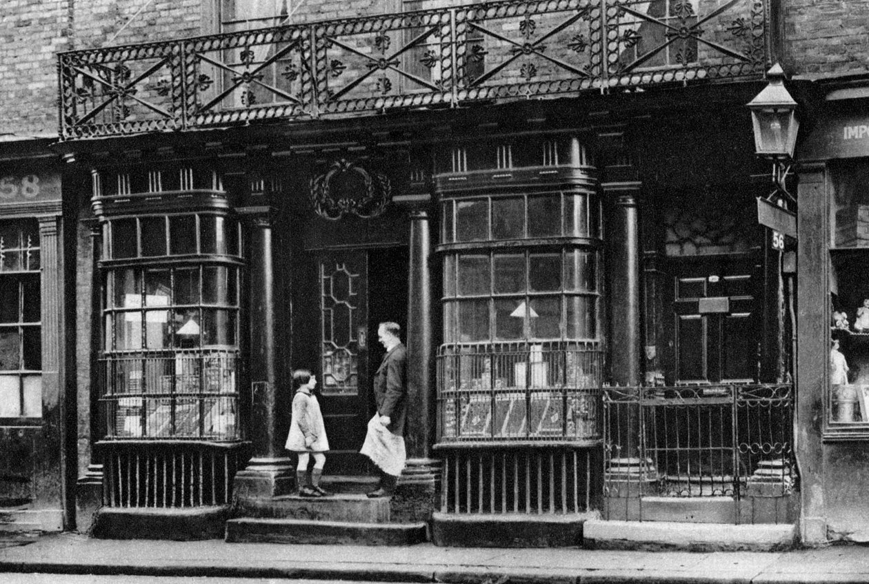 En butikkfront, Artillery Lane, utenfor Bishopsgate, London, 1926-1927. av McLeish