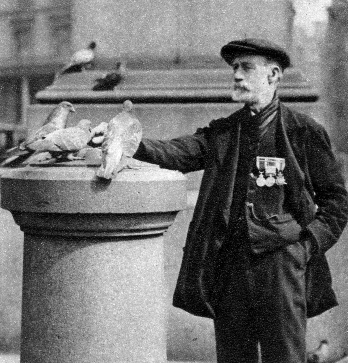 En gammel soldat med noen duer, Trafalgar Square, London, 1926-1927. av McLeish