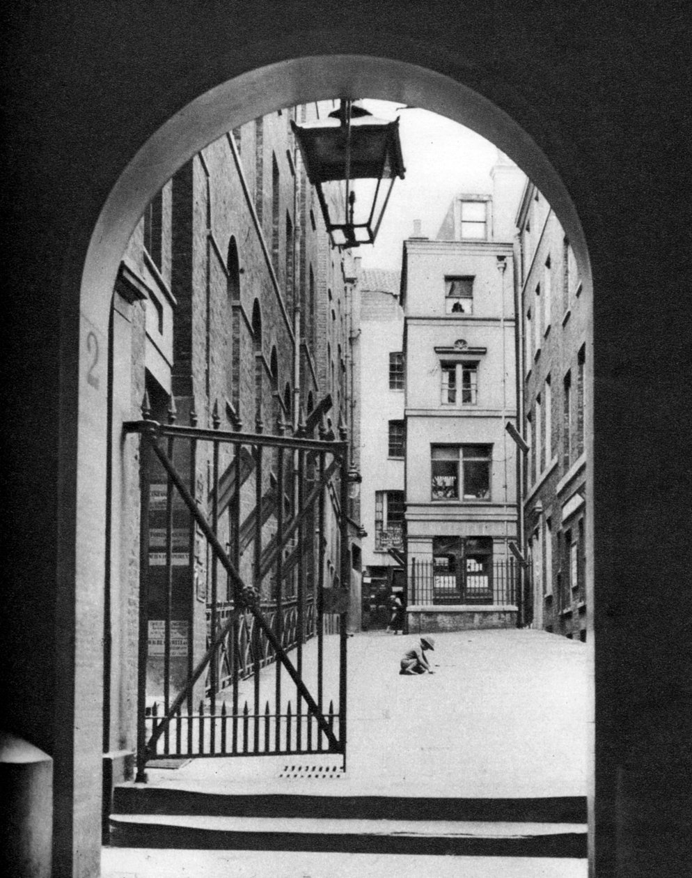 Mitre Court by the Temple, London, 1926-1927. av McLeish