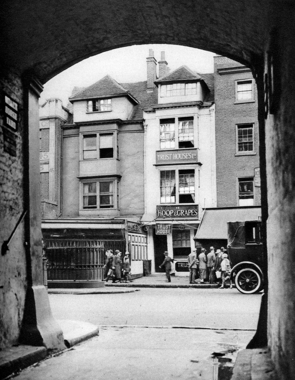 Gammelt hus og en taverna som overlevde i Aldgate, London, 1926-1927. av McLeish