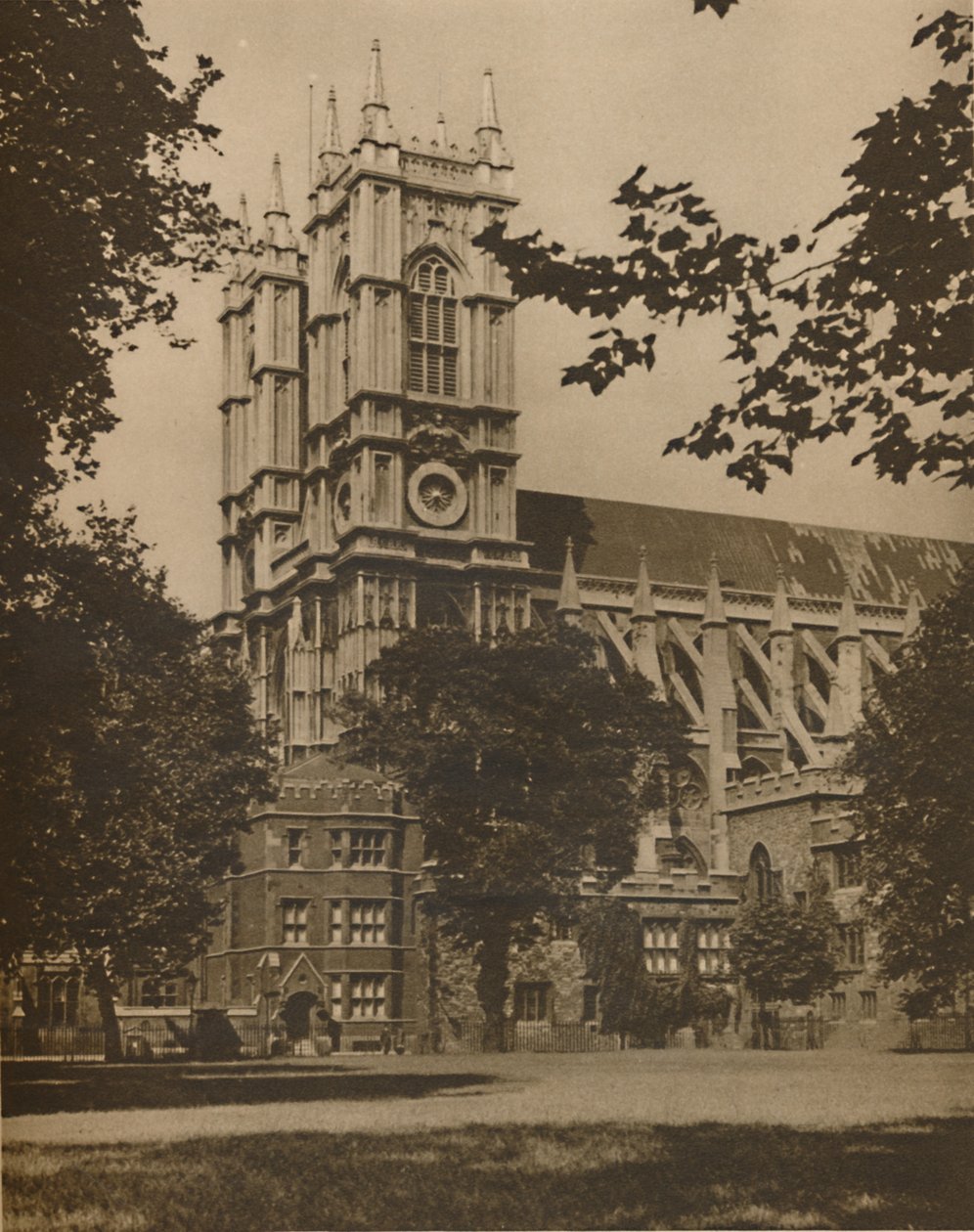 Under the Elms i Deans Yard på en dag i juli, c1935. av McLeish