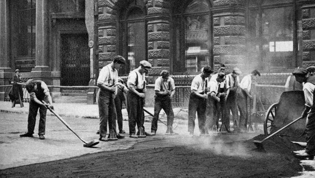 Arbeidere som legger tjære og asfalt i Cornhill, London, 1926-1927 av McLeish