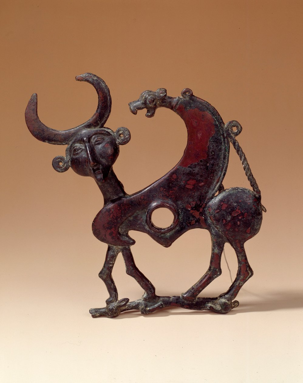 Orientalske antikviteter: kjeveplate i bronse som viser et androcephaløst monster som tråkker en doe. Fra Luristan. 750 f.Kr. Paris, Louvre-museet av Median School