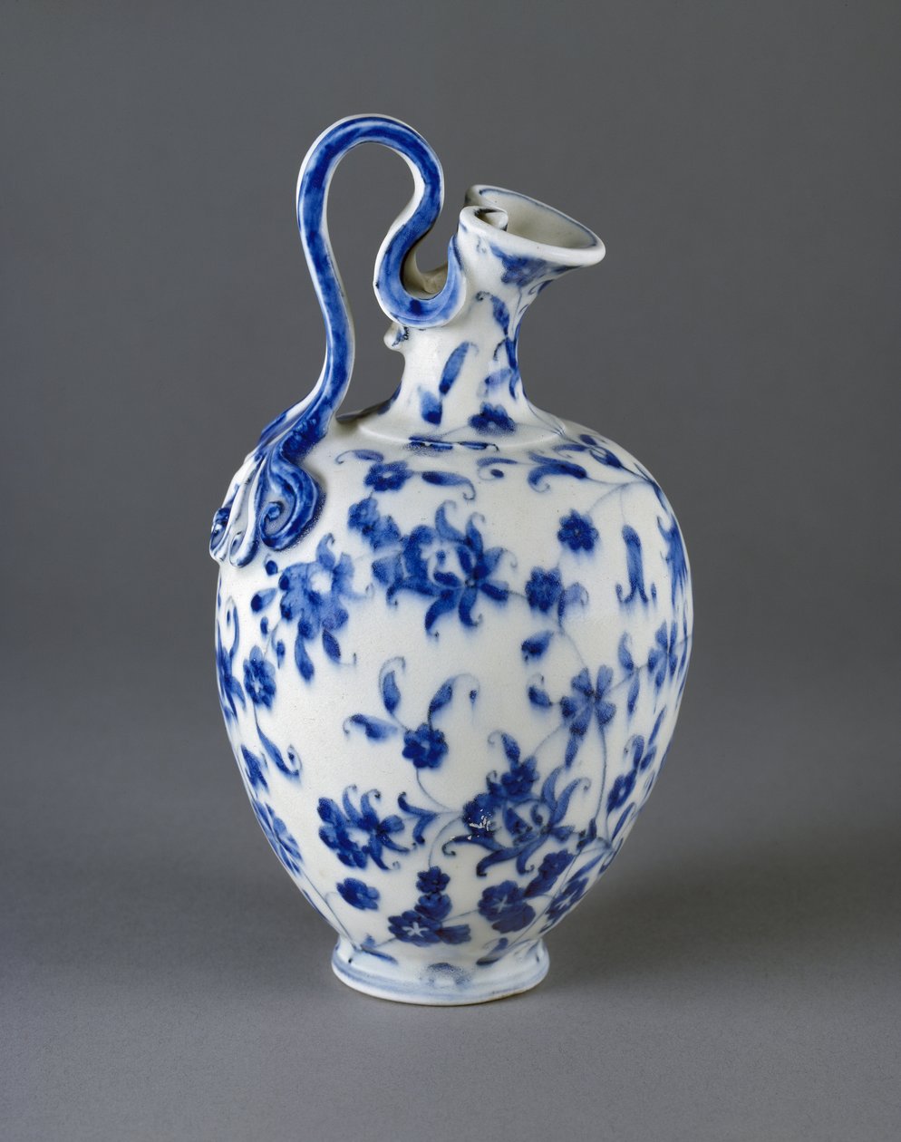 Flaske av imitert porselen (porselen, imitasjon) av Medici Porcelain Manufactory