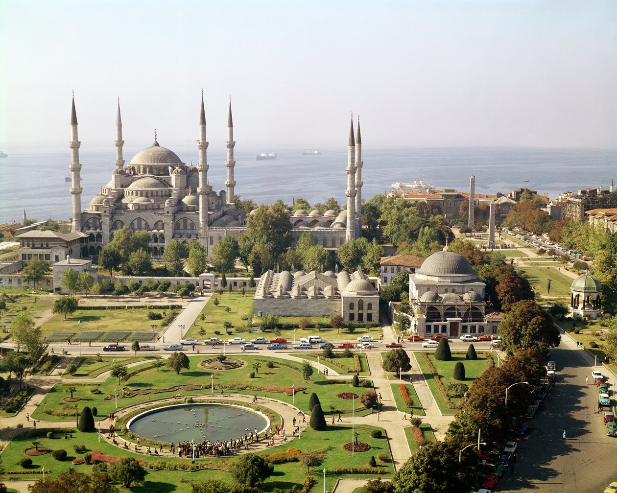 Utsikt over Sultan Ahmet Camii (den blå moskeen) bygget 1609-16 av Mehmet Aga