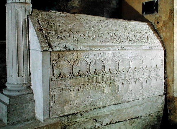 Kenotafen til abbedisse Theodechilde i begravelseskrypten av Merovingian