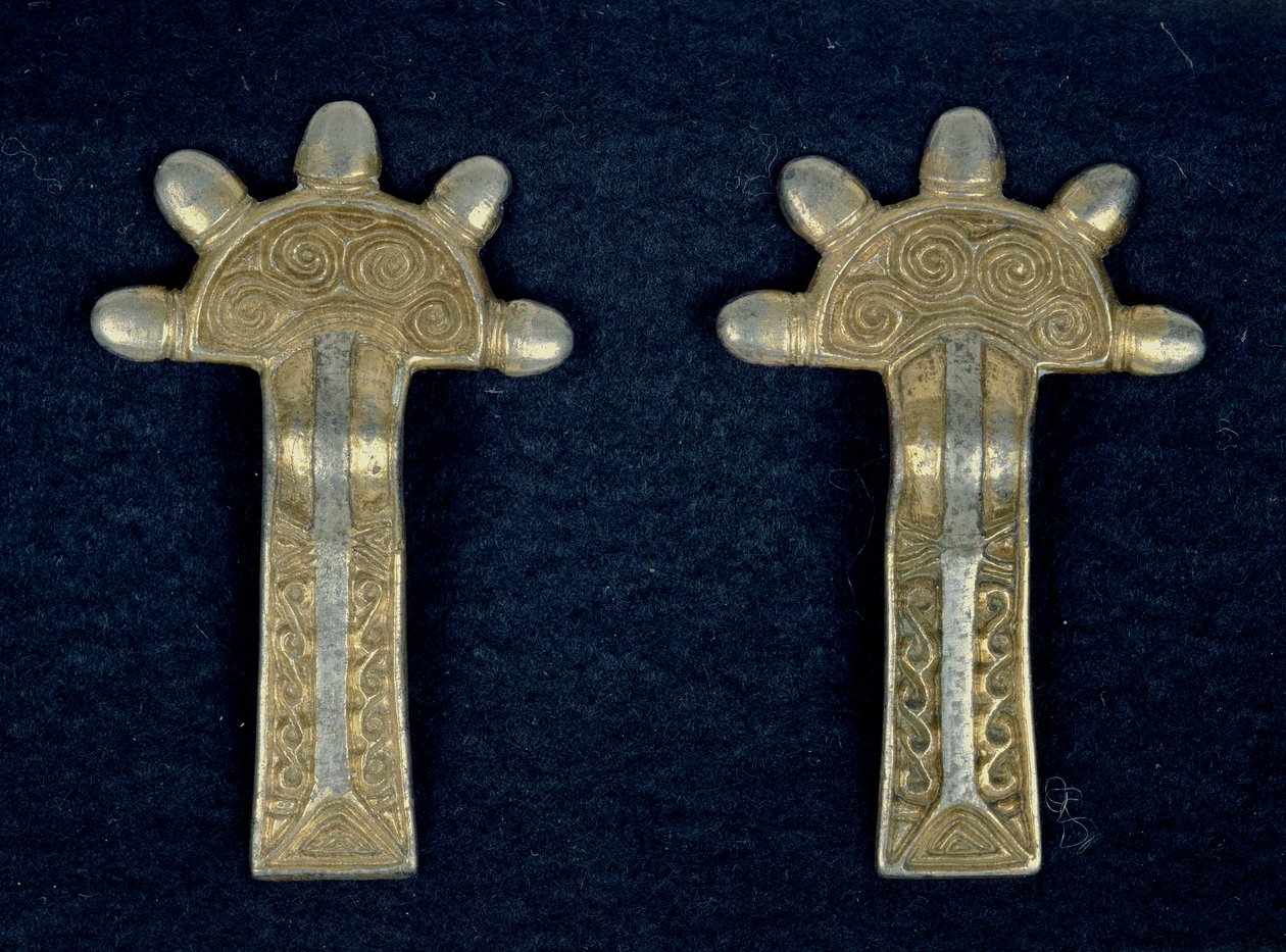 Par brosjer, fra Tomb 79 på Saint-Sauveur (gull og sølv) av Merovingian