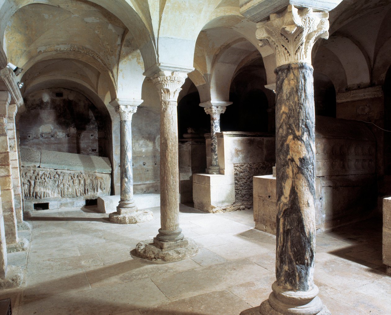 Merovingerkunst: utsikt over krypten til klosteret Jouarre. 7. århundre e.Kr. Seine og Marne av Merovingian