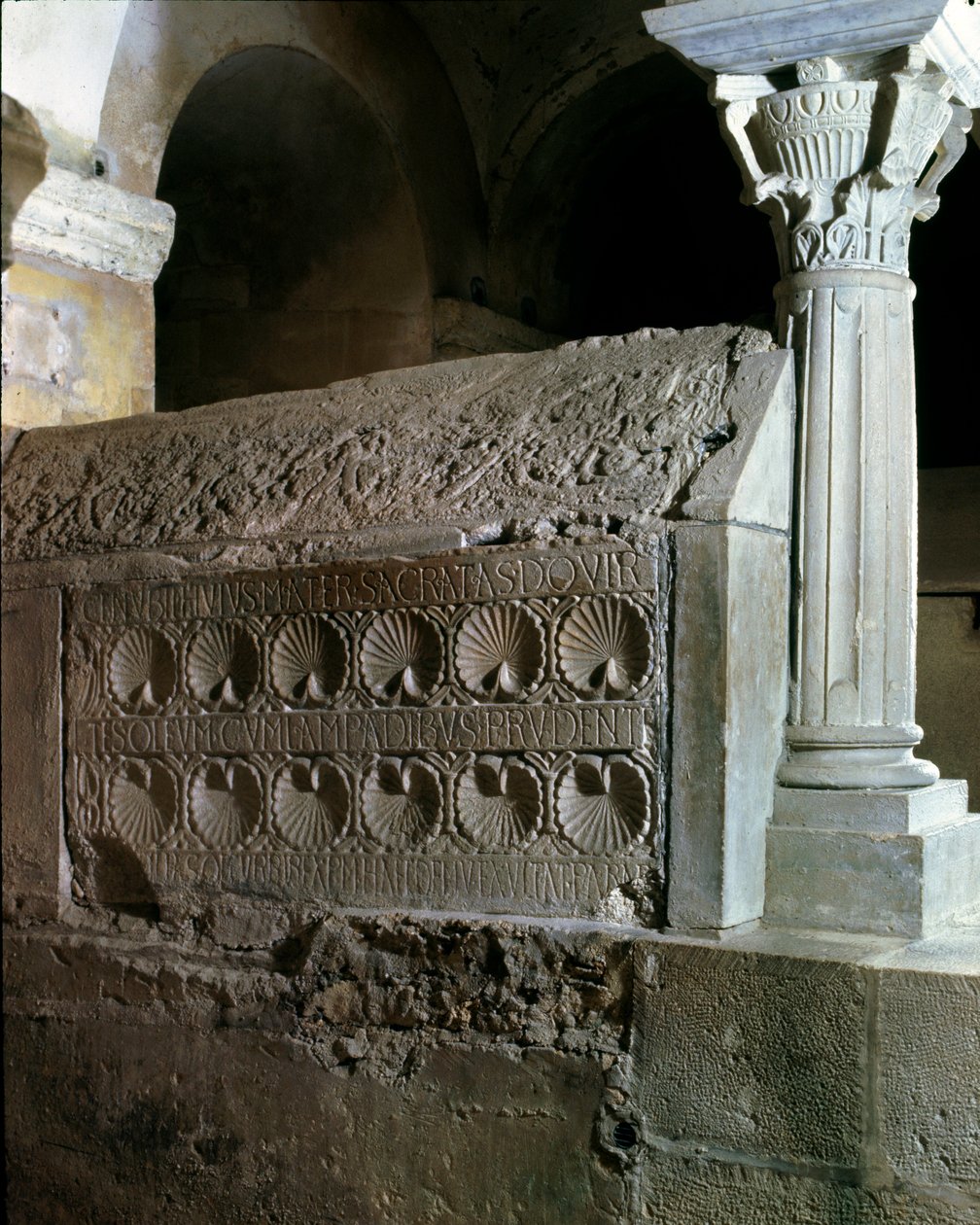 Merovingerkunst: kenotaf av abbedisse Theodechilde (eller Telchide) (død 662 e.Kr.). Begravelsesmonument i stein. Klosteret i Jouarre (Seine og Marne) av Merovingian