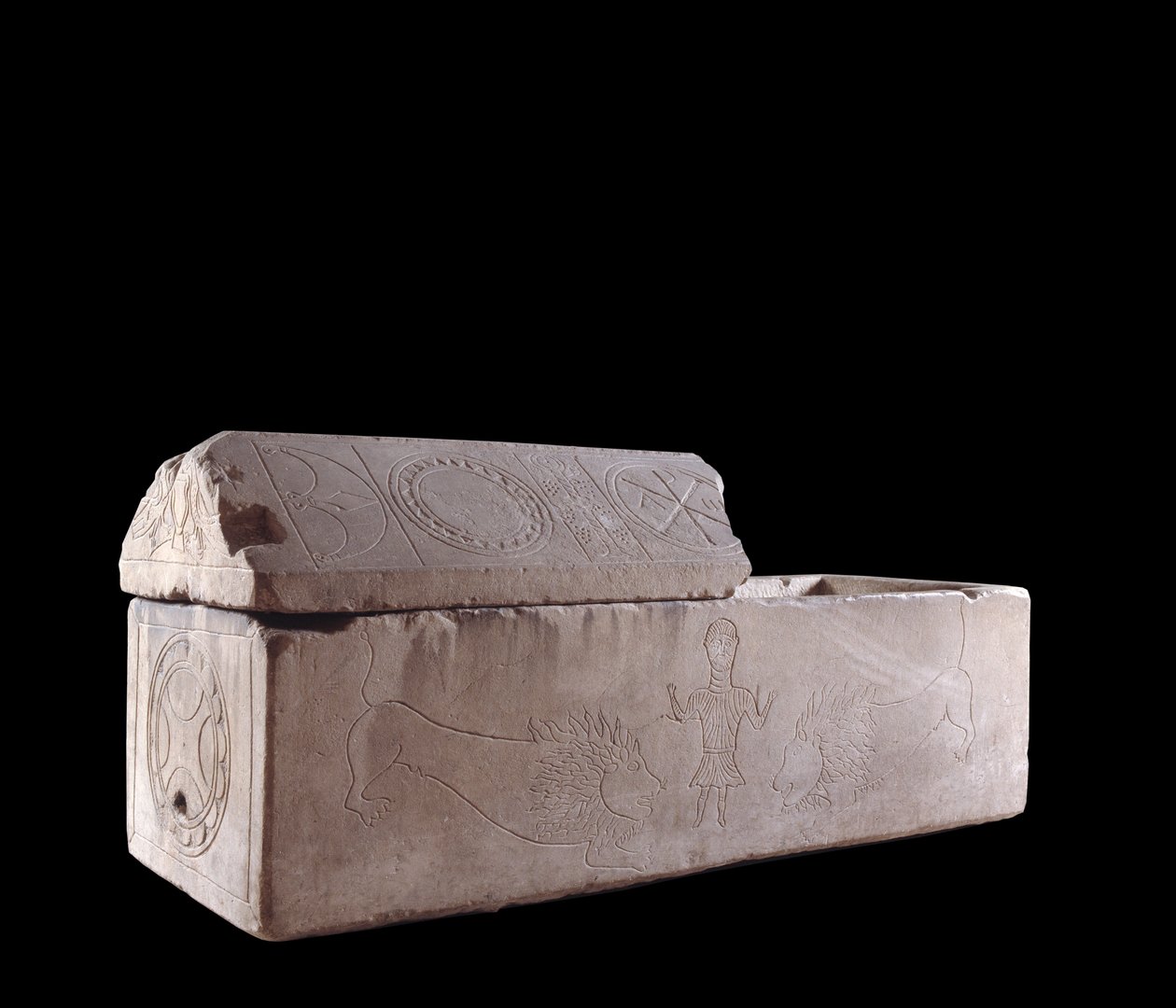 Merovingerkunst: sarkofagen fra Charenton på Cher dekorerer scener av Daniels martyrdød i løvehulen. 7. århundre. Bourges, bærmuseet av Merovingian
