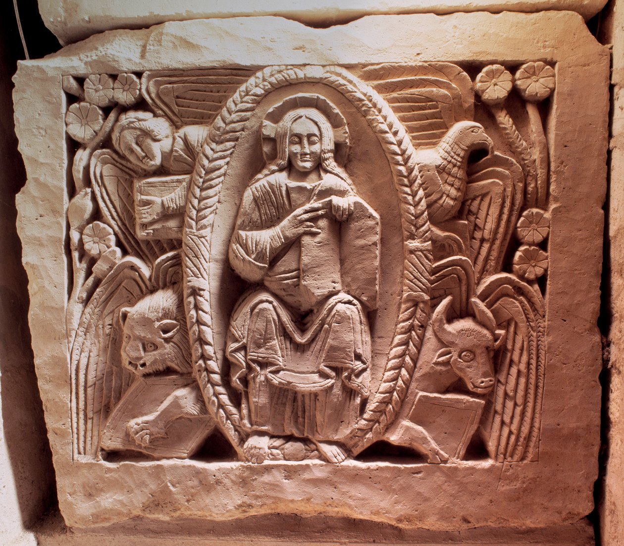 Merovingerkunst: den tetramorfe Kristus. Nedre relieff av graven til Agilbert (7. århundre), eveque av Paris. Begravelsesmonument i stein. Klosteret i Jouarre (Seine og Marne). av Merovingian