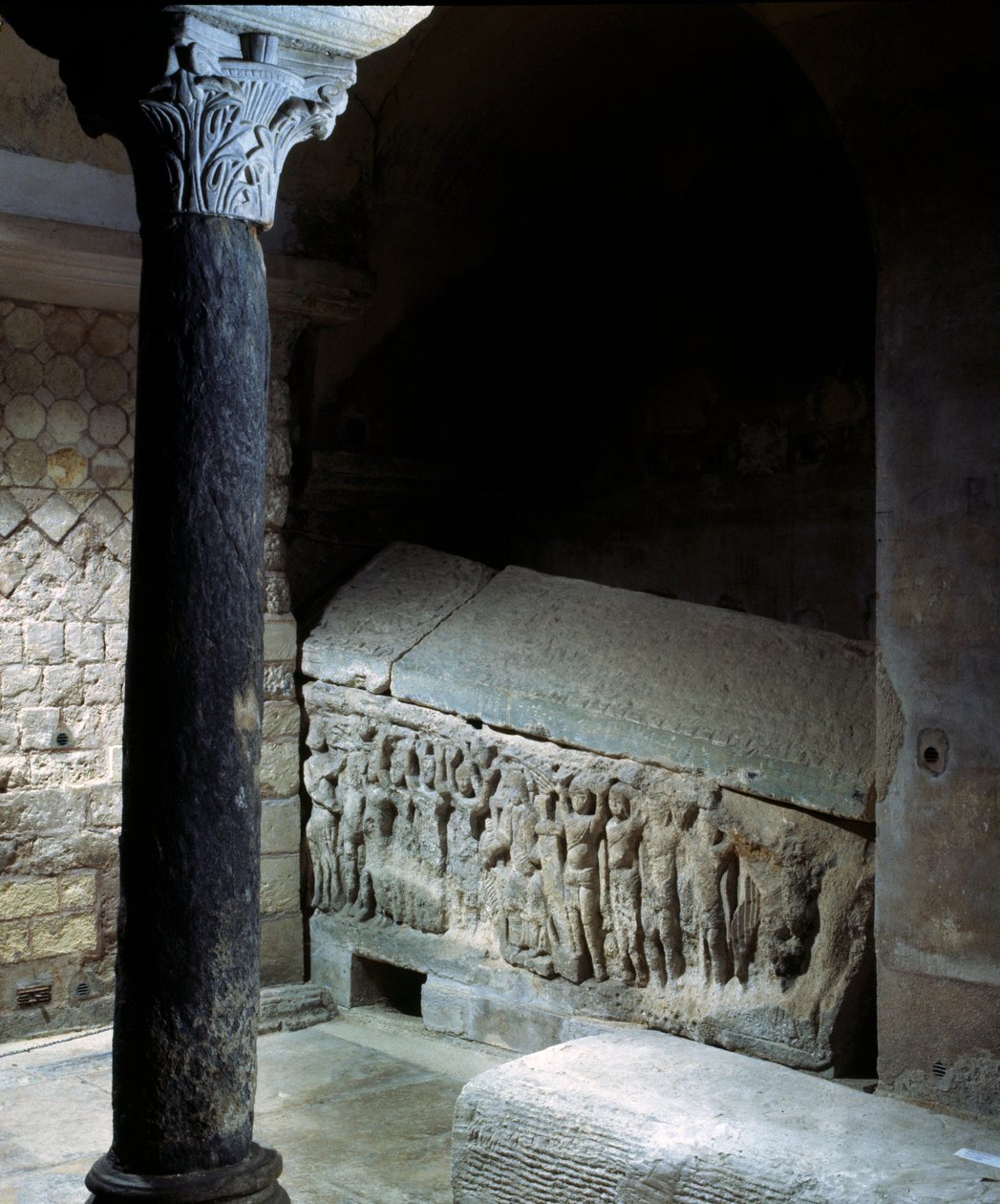 Merovingerkunst: Agilberts grav (7. århundre), eveque av Paris. Begravelsesmonument i stein. Klosteret i Jouarre (Seine og Marne). av Merovingian