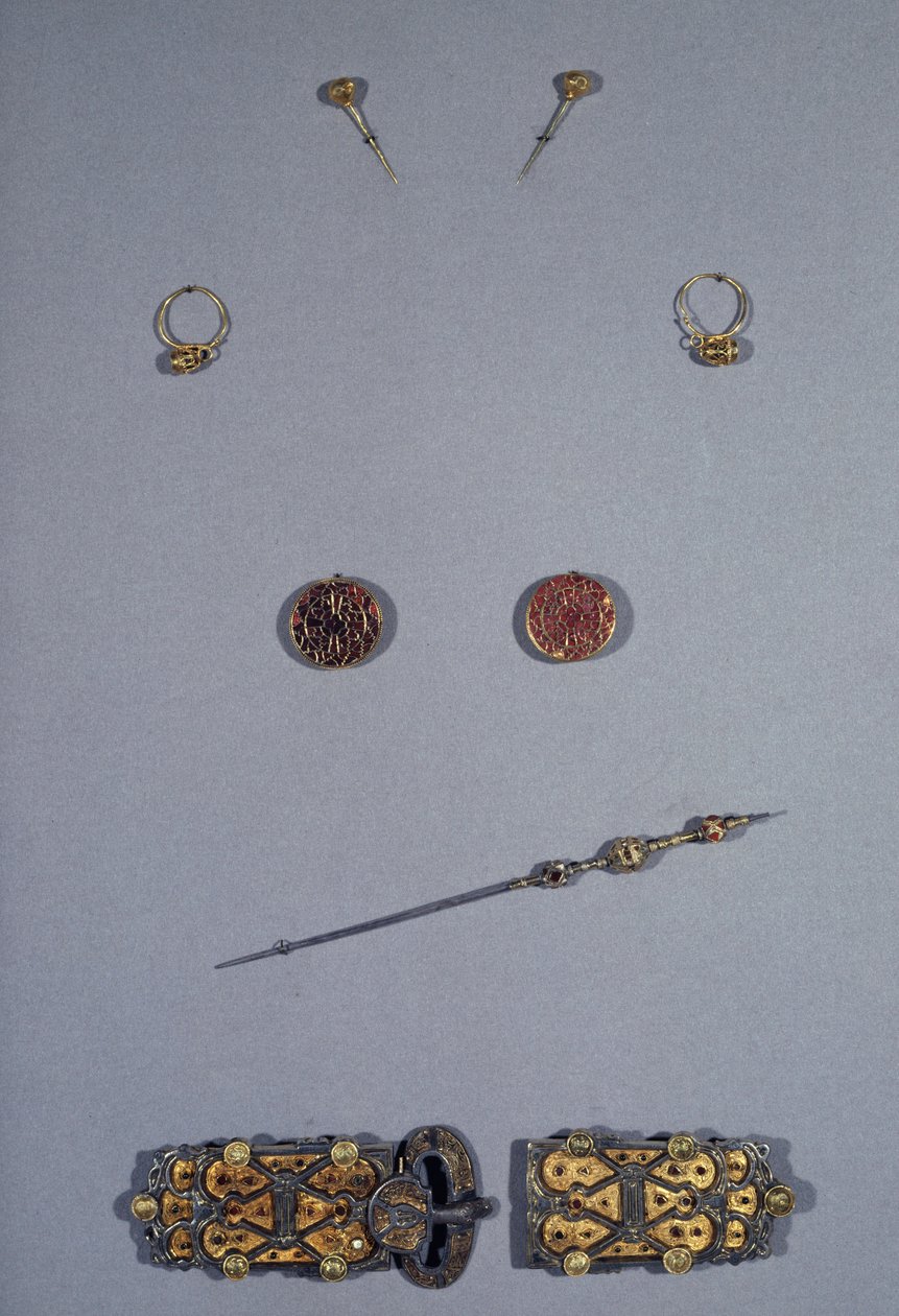 Art Merovingian (Gaul): Sett av dronningen av franc Arnegonde eller Aregonde (v.515-600), ca. 570. Hustru til Clotaire I (511-561). Fra topp til bunn: par pins i filigran sølv og gull, par øredobber i cloisonne sølv, filigran kobber, granat, av Merovingian Merovingian