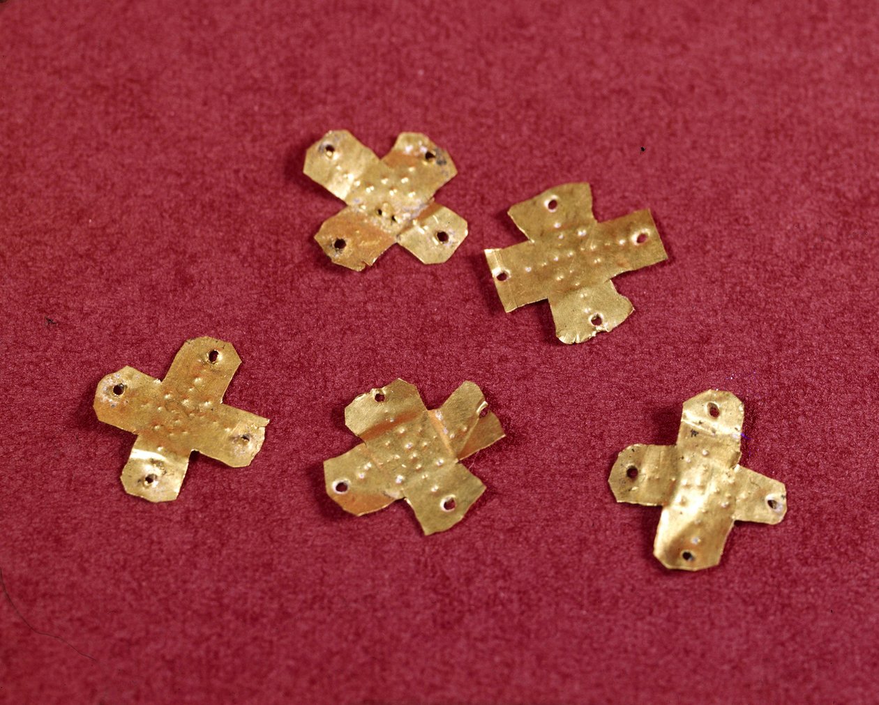 Merovingerkunst: små kors i gull. 6. århundre. Museum of National Archaeology of Saint Germain en Laye av Merovingian Merovingian