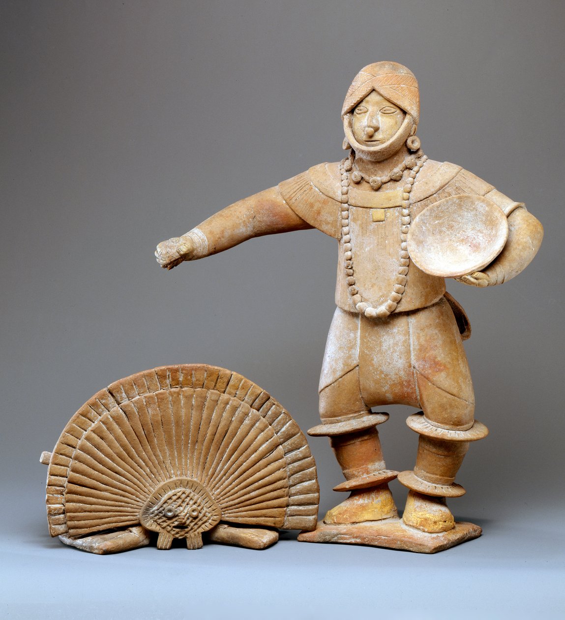 Danser med hodeplagg (lertøy) (se også 422923) av Mesoamerican
