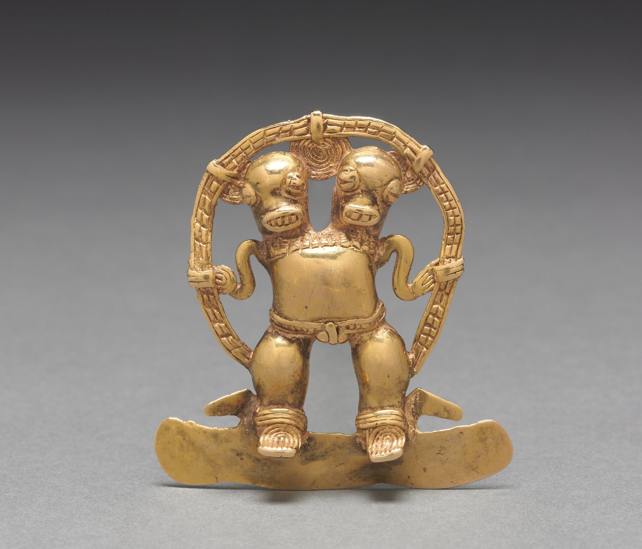 Dobbelthodet figuranheng, ca. 700-1550 (støpt og hamret gull) av Mesoamerican Mesoamerican
