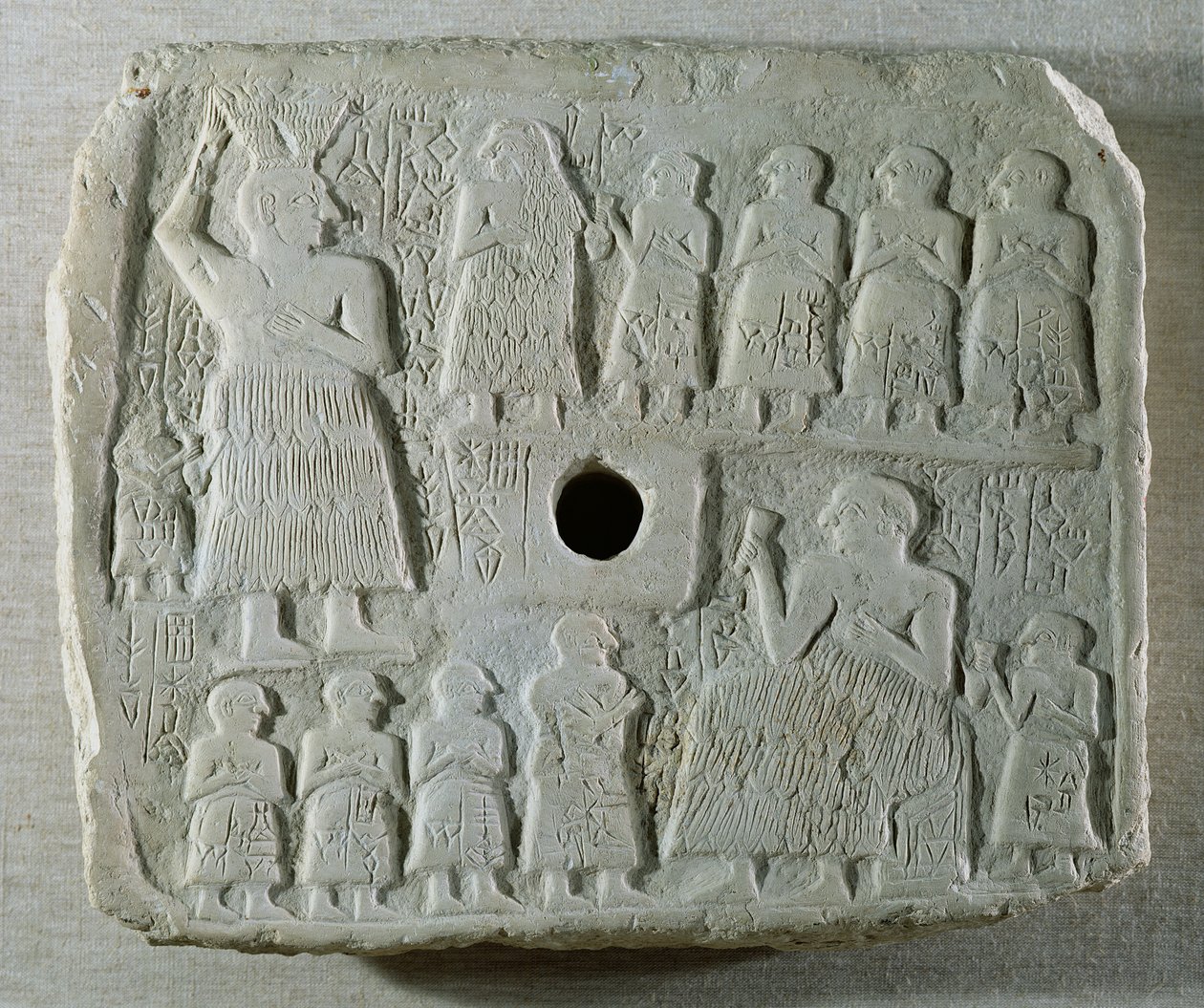 Jubileumsrelieff for byggingen av en religiøs bygning av Ur-Nanshe, prinsen av Lagash og hans familie, fra Telloh, antikkens Girsu, tidlig dynastisk periode, ca. 2550-2500 f.Kr. (kalkstein) av Mesopotamian