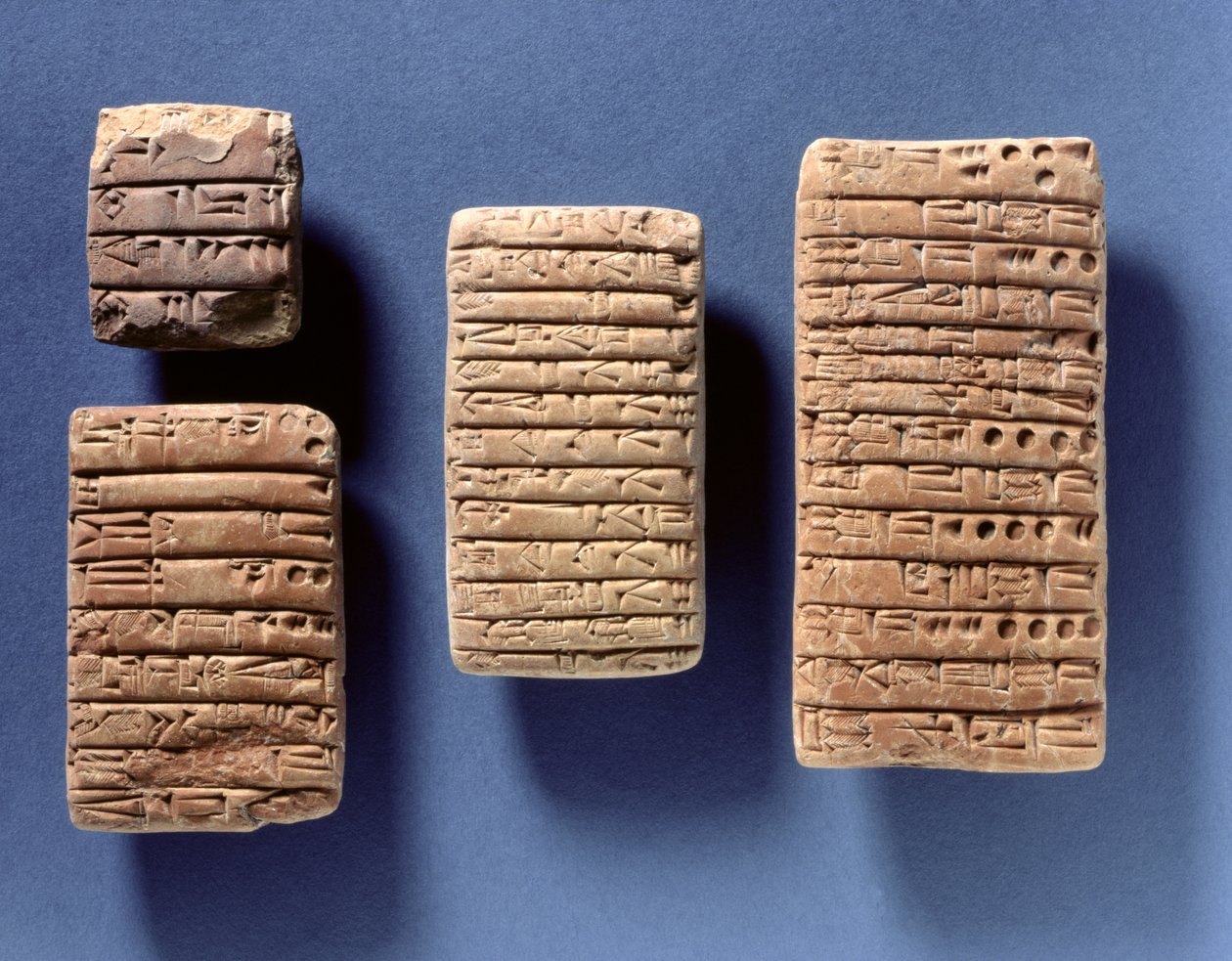 Fire nettbrett som tar opp kontrakter, akkadisk, ca. 2400-2200 f.Kr. (bakt leire) av Mesopotamian