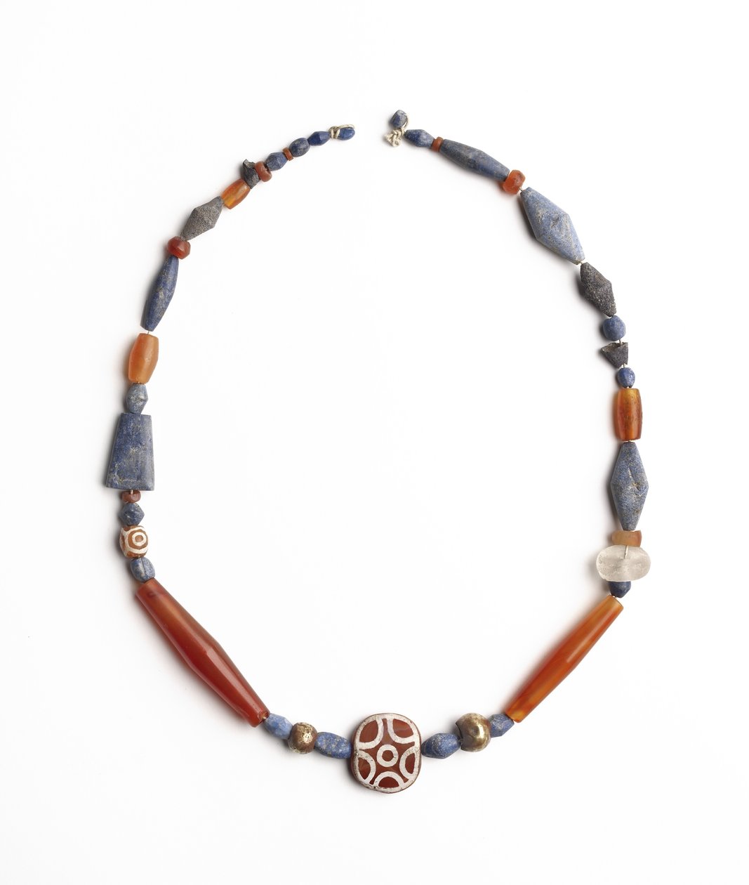Halskjede fra Kish, Irak, ca. 2500 f.Kr. (lapis lazuli, cornelian og etset cornelian) av Mesopotamian