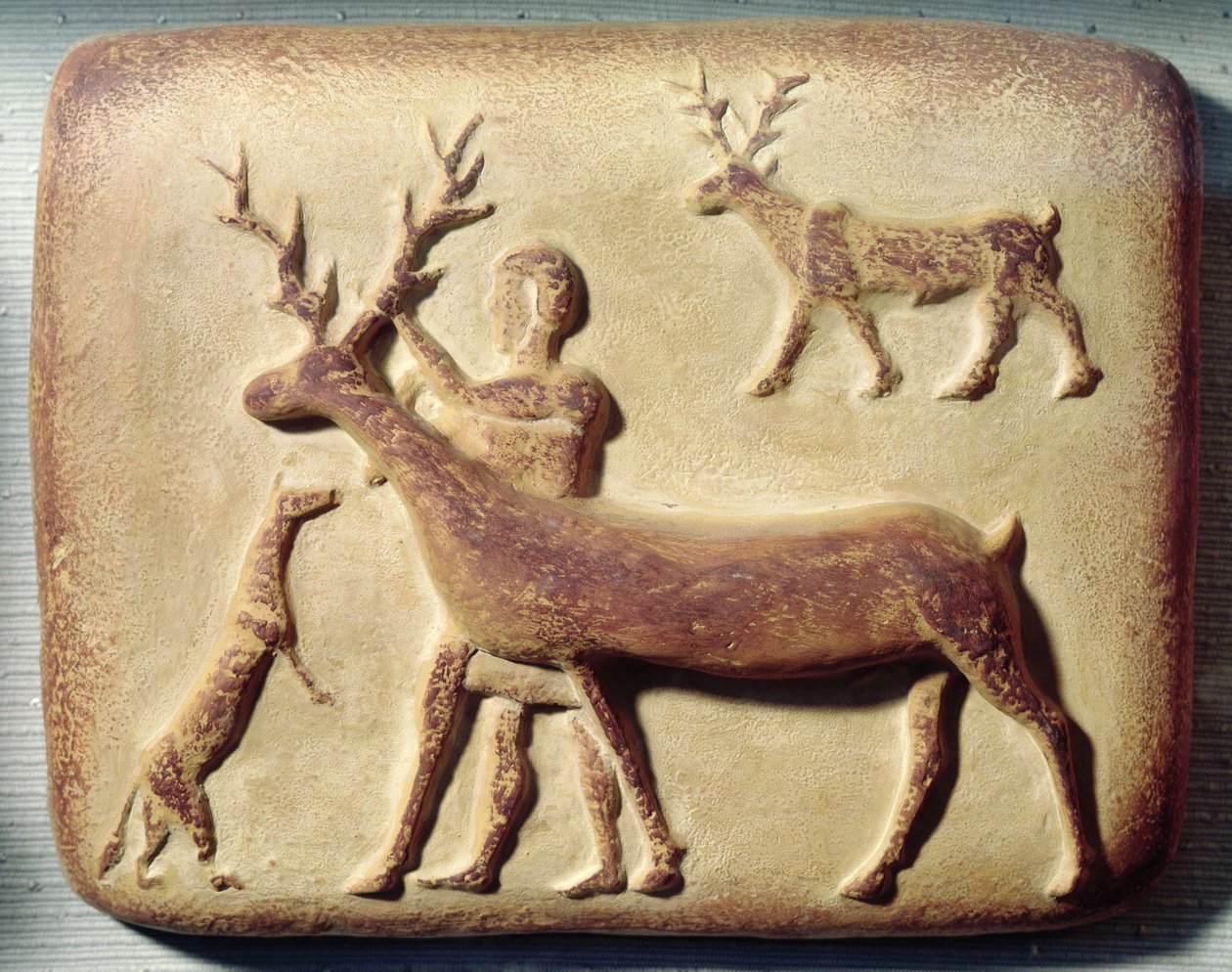 Malt relieff som viser en mann med hjort, fra Mari, Midtre Eufrat av Mesopotamian