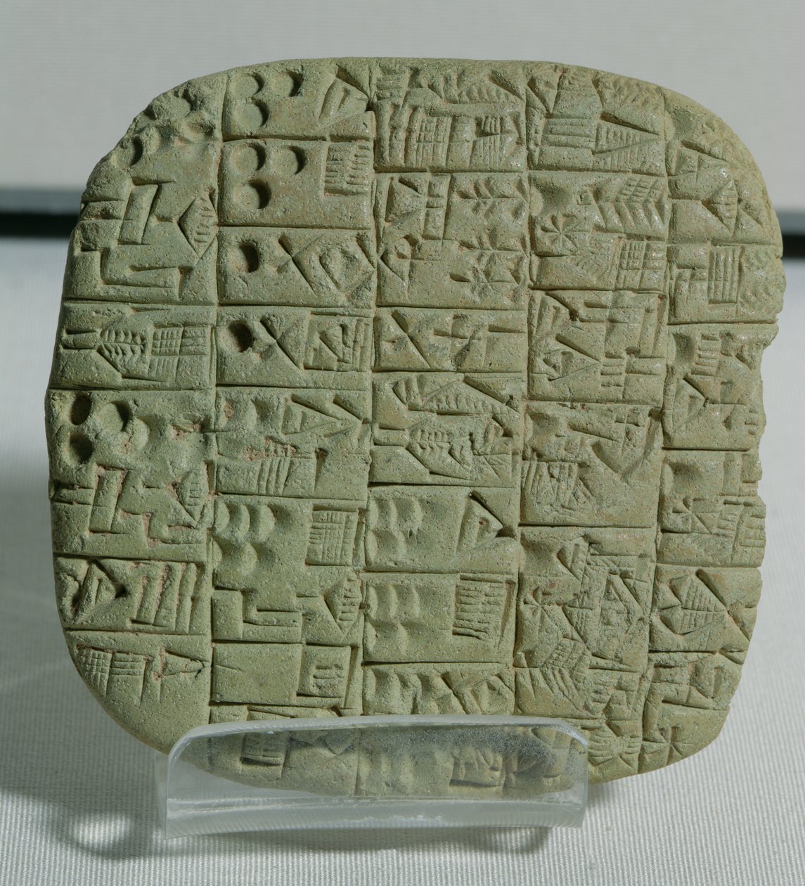 Nettbrett med kileskrift som beskriver en kontrakt for salg av åker og hus, fra Shuruppak, ca. 2600 f.Kr. av Mesopotamian