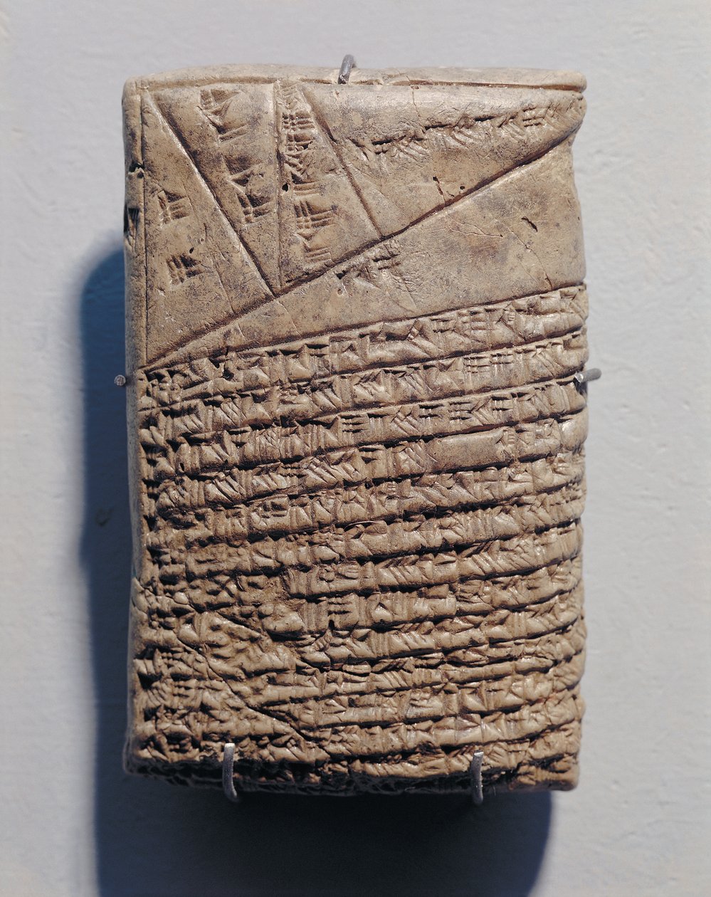 Nettbrett med fjorten linjer med matematisk tekst i kileskrift og geometrisk design av Mesopotamian