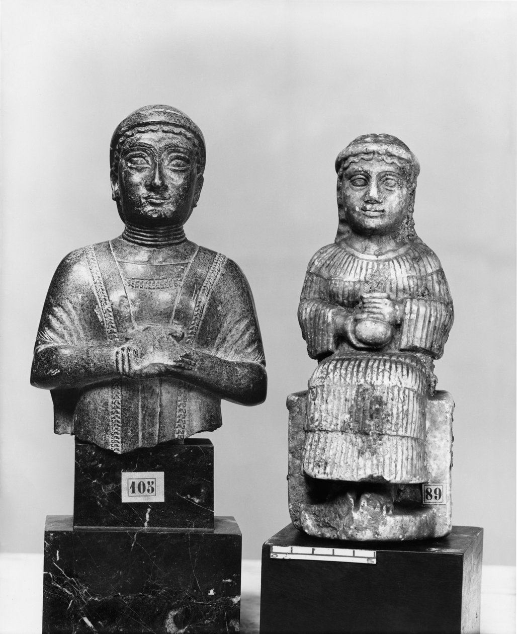 Kvinne med sjalet, kvinne som holder en aryballos, sett forfra, ny-sumerisk, fra Telloh, gamle Girsu, ca. 2150 f.Kr. (kloritt) (se også 286960, 286961) av Mesopotamian