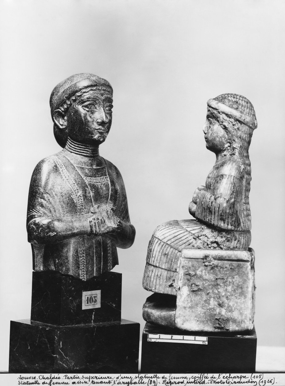 Kvinne med sjalet, kvinne som holder en aryballos, profilvisning, ny-sumerisk, fra Telloh, gamle Girsu, ca. 2150 f.Kr. (kloritt) (se også 286959, 286961) av Mesopotamian