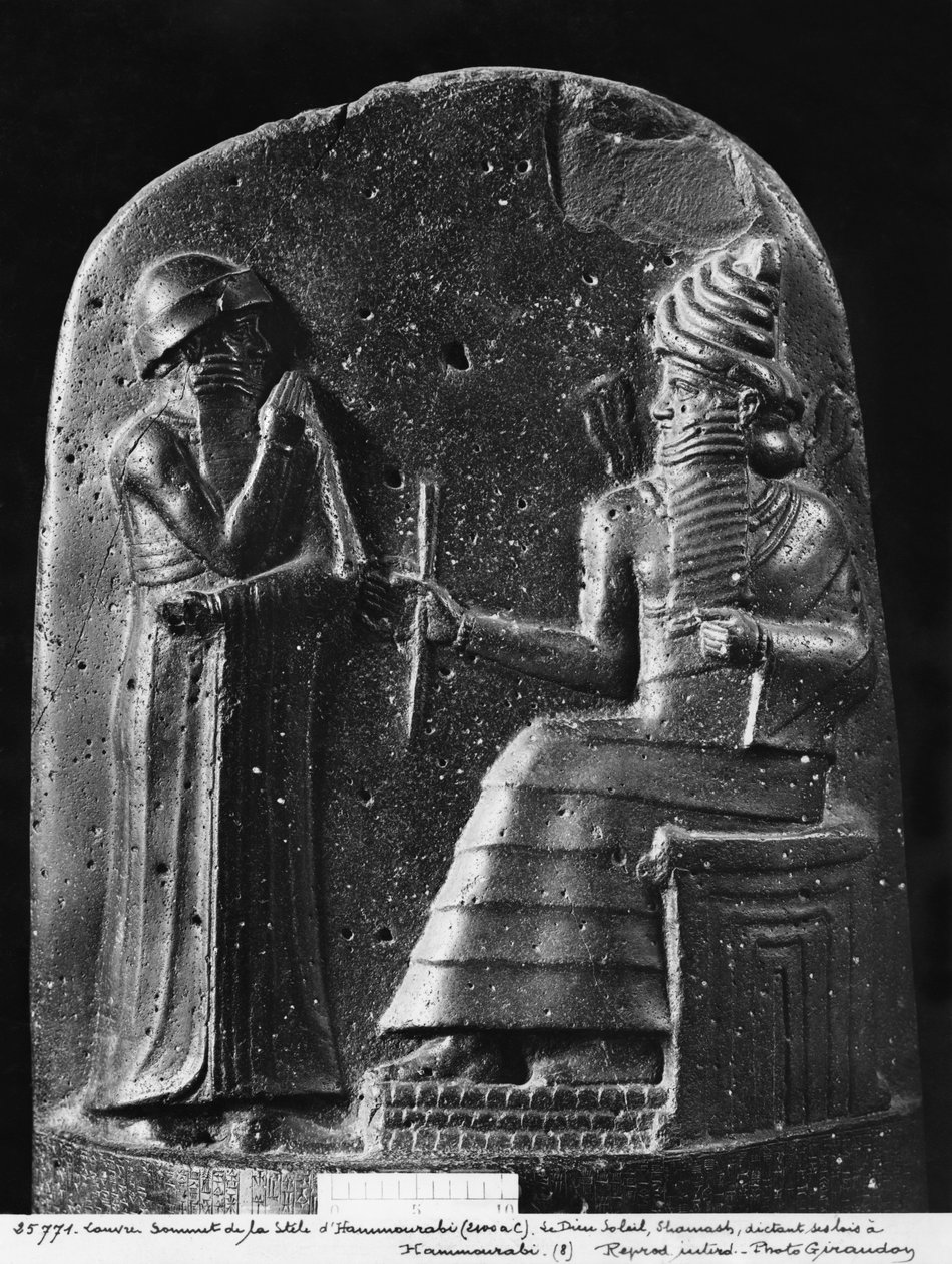 Code of Hammurabi, toppen av stelen, guden Shamash dikterer lovene sine til Hammurabi, Babylons konge, funnet i Susa, ca. 1750 f.Kr. (basalt) (se også 286949, 286950) av Mesopotamian