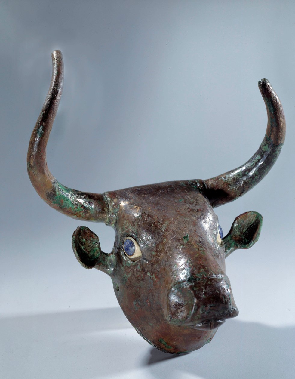 Mesopotamia: Oksehode av kobber (møbel eller harpe). Sumerisk periode. 2500 f.Kr. fra Tello. Søn 0,19 m Paris, Musée du Louvre av Mesopotamian