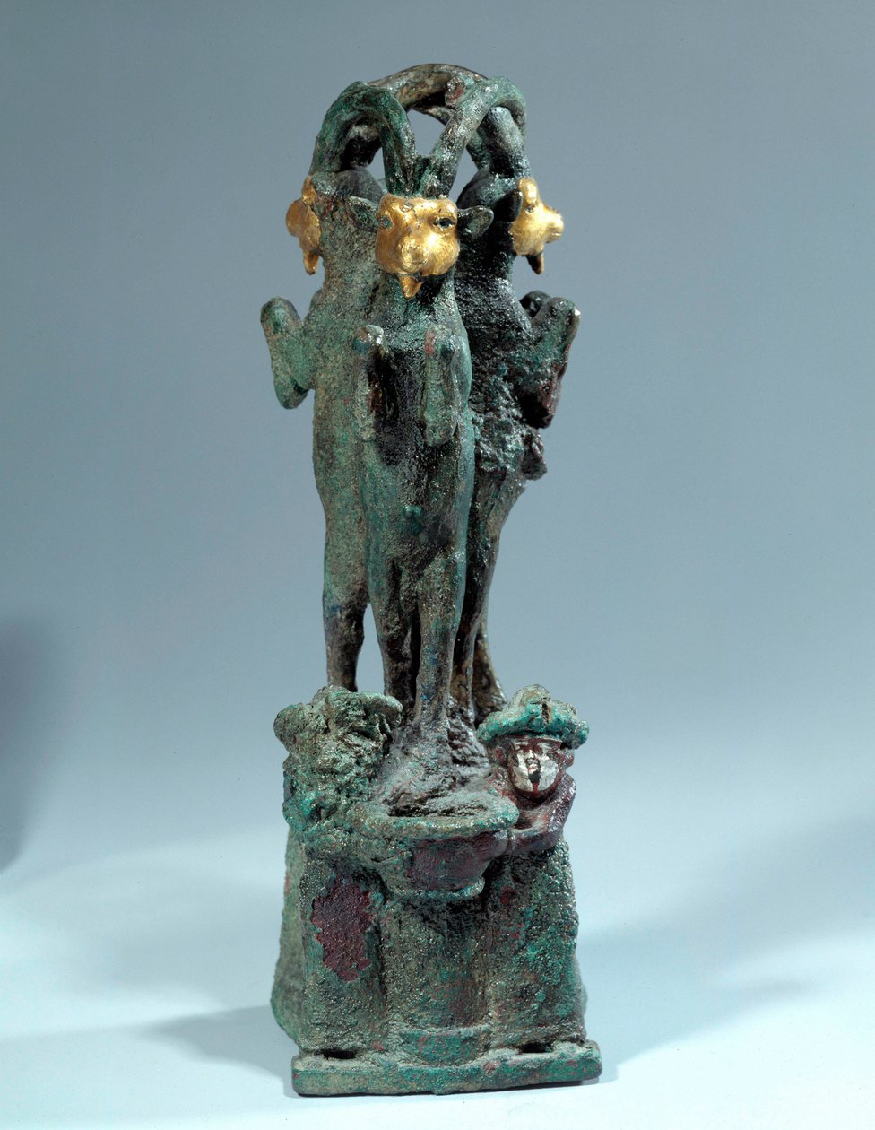 Mesopotamia: koppstøtte i sølv, bronse og gull i form av tre-kabre steinbukk. 1700-tallet f.Kr. 1. dynasti i Babylon. Fra Larsa. Paris, Louvre-museet av Mesopotamian