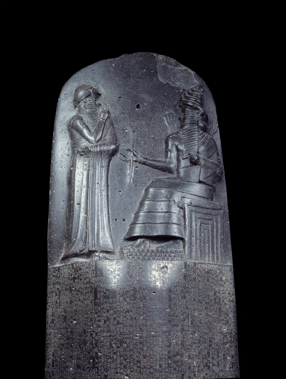Mesopotamia: stele i dioritt av lovkodeksen til Hammurabi (eller Hammourabi). Den er dekket med kileskriftinskripsjoner og på toppen står kong Hammurabi foran solguden i Mesopotamia, Shamash, rettferdighetens guddommelige. Det er et av de eldste stykkene o av Mesopotamian