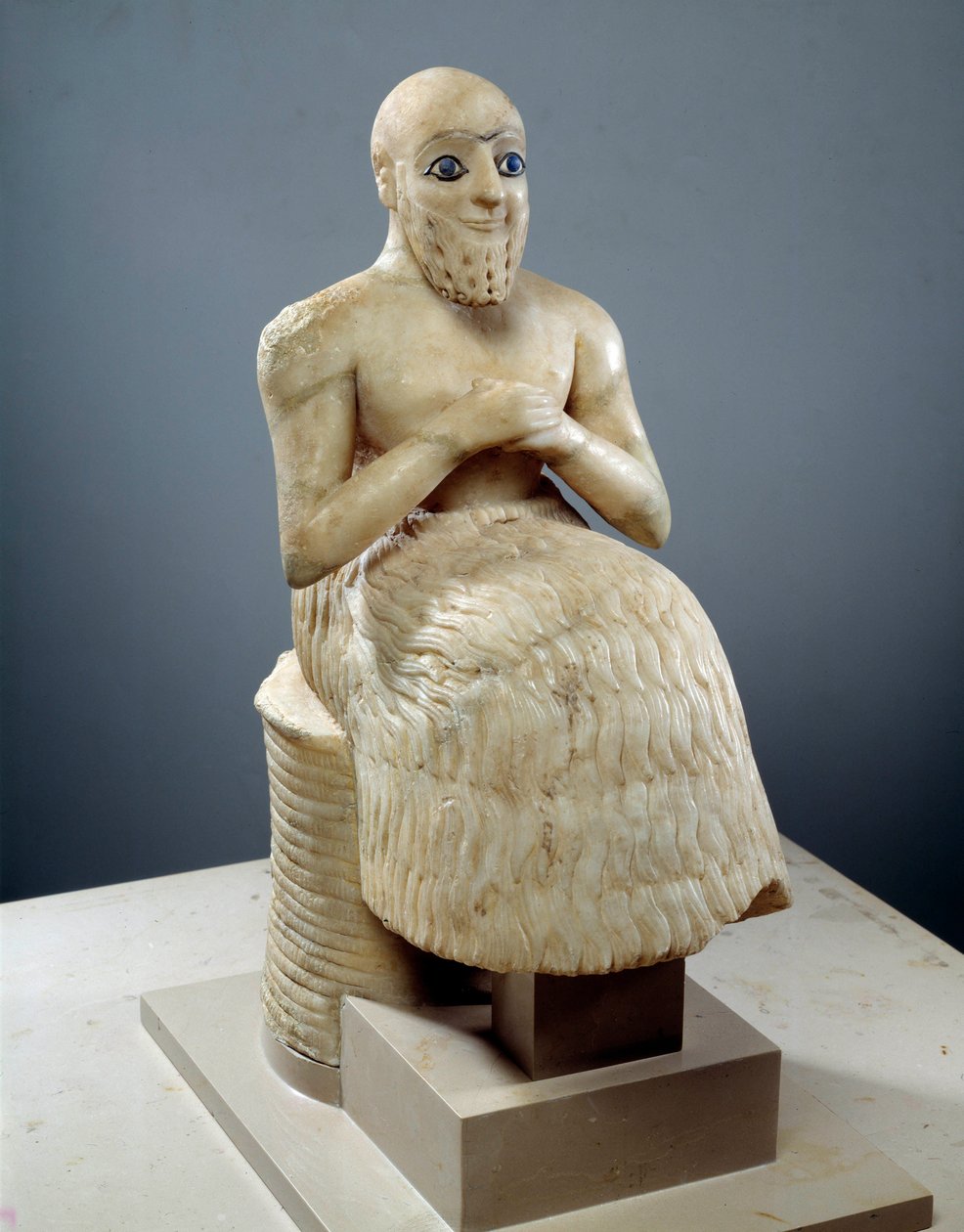 Art Mesopotamia: Statue av intendant Ebih-il. Skulptur av albaster, skjell, lapis-lazuli og skifer, Rundt 2500 f.Kr. (sumerisk periode, rundt 2900-2200 f.Kr.). Fra Mari. Høyde: 0,525 m. av Mesopotamian Mesopotamian