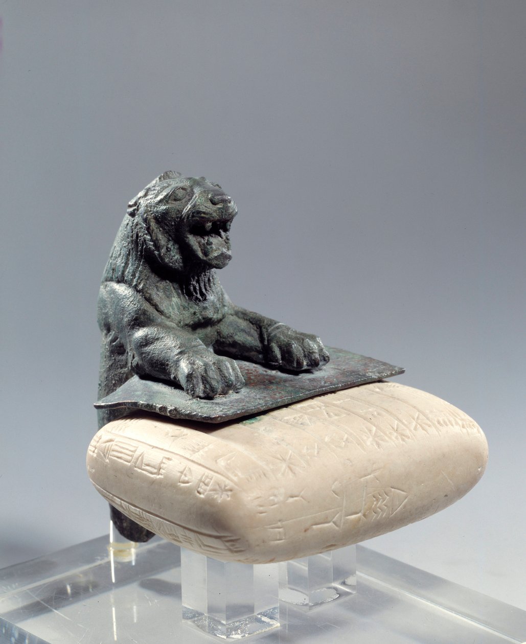 Bronseløve som holder en grunntavle på Hurrite-språk, skrevet i alfabetisk kileform. Fra Nord-Syria. 2150 f.Kr. Paris, Louvre-museet av Mesopotamian Mesopotamian