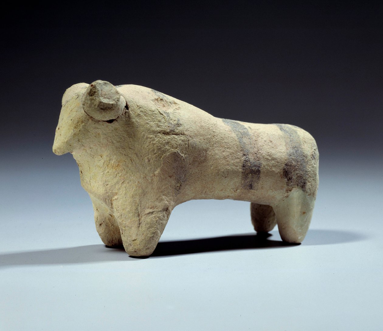 Medopotamie: terrakotta oksestatuett med malte striper. Obeid-perioden (5000-4000 f.Kr.) 4700-4200 f.Kr. Paris, Louvre-museet av Mesopotamian Mesopotamian