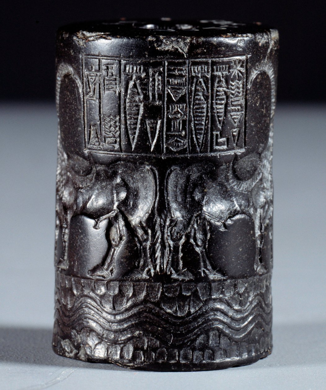 Mesopotamia: sylindrisk segl i svart marmor i navnet til den guddommelige Sharkali-Sharri (Shakalisharri), kongen av Agade pryder med helter som vanner bøfler. 2300 f.Kr. Paris, Louvre-museet av Mesopotamian Mesopotamian