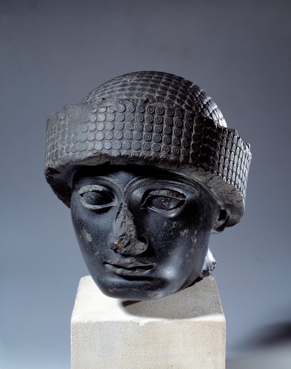 Mesopotamia: hode i dioritt uten inskripsjon av Gudea, guvernør i byen Lagash. Omtrent 2120 f.Kr. Nysumerisk periode (ca. 2150-2000 f.Kr.). Paris, Louvre-museet av Mesopotamian Mesopotamian