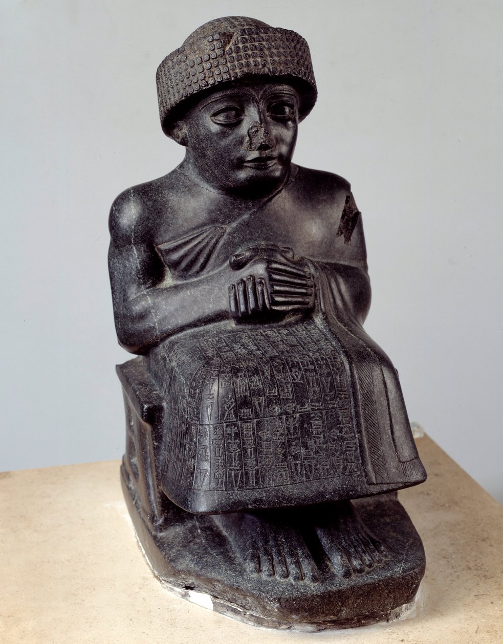 Mesopotamia: statue av guden Ningishzida som representerer Gudea sittende, prins av Lagash. Nysumerisk periode (ca. 2150-2000 f.Kr.). Paris, Louvre-museet av Mesopotamian Mesopotamian