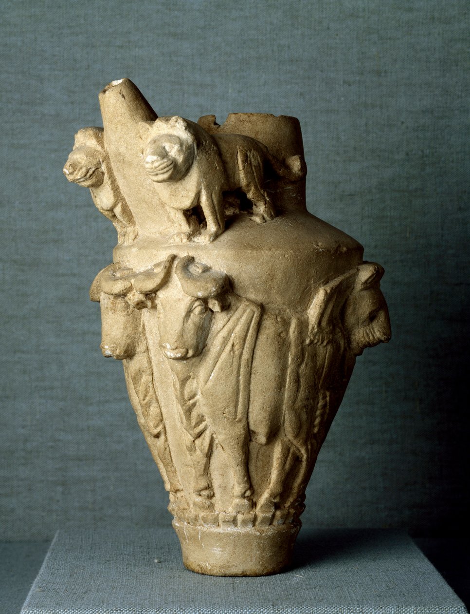 Mesopotamisk kunst: rituell kalksteinsvase med okser og løver. Sol. h. 30,2 cm Fra stedet til Uruk (eller Uruk), Irak. Bagdad, arkeologisk museum av Mesopotamian Mesopotamian