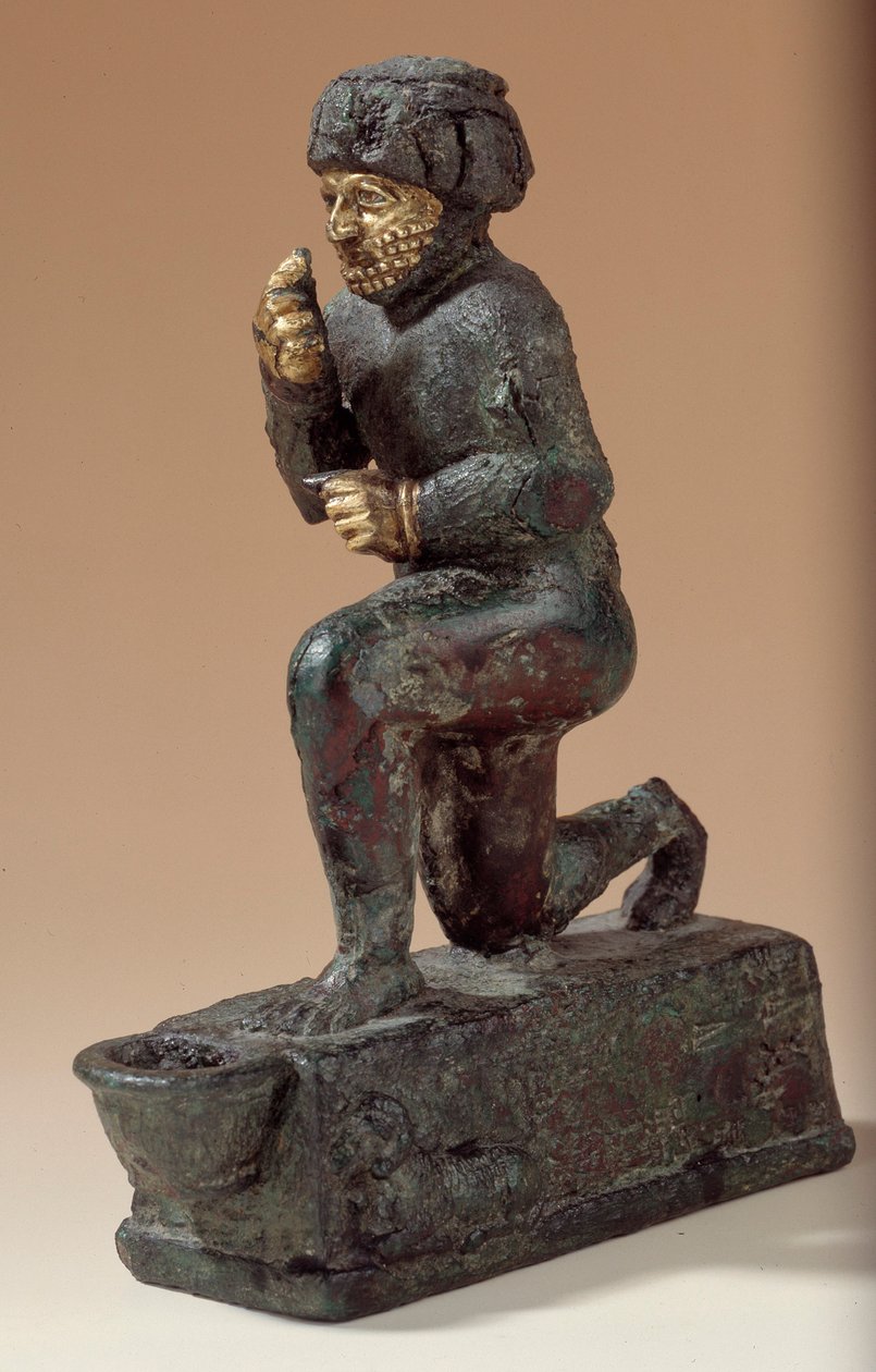 Mesopotamia: Statuett i sølv, bronse og gull av knelende tilbeder, ex-voto dedikert til guden Amurru for livet til Hammurabi. 1800 f.Kr. Fra Larsa-siden. Paris, Louvre-museet av Mesopotamian Mesopotamian