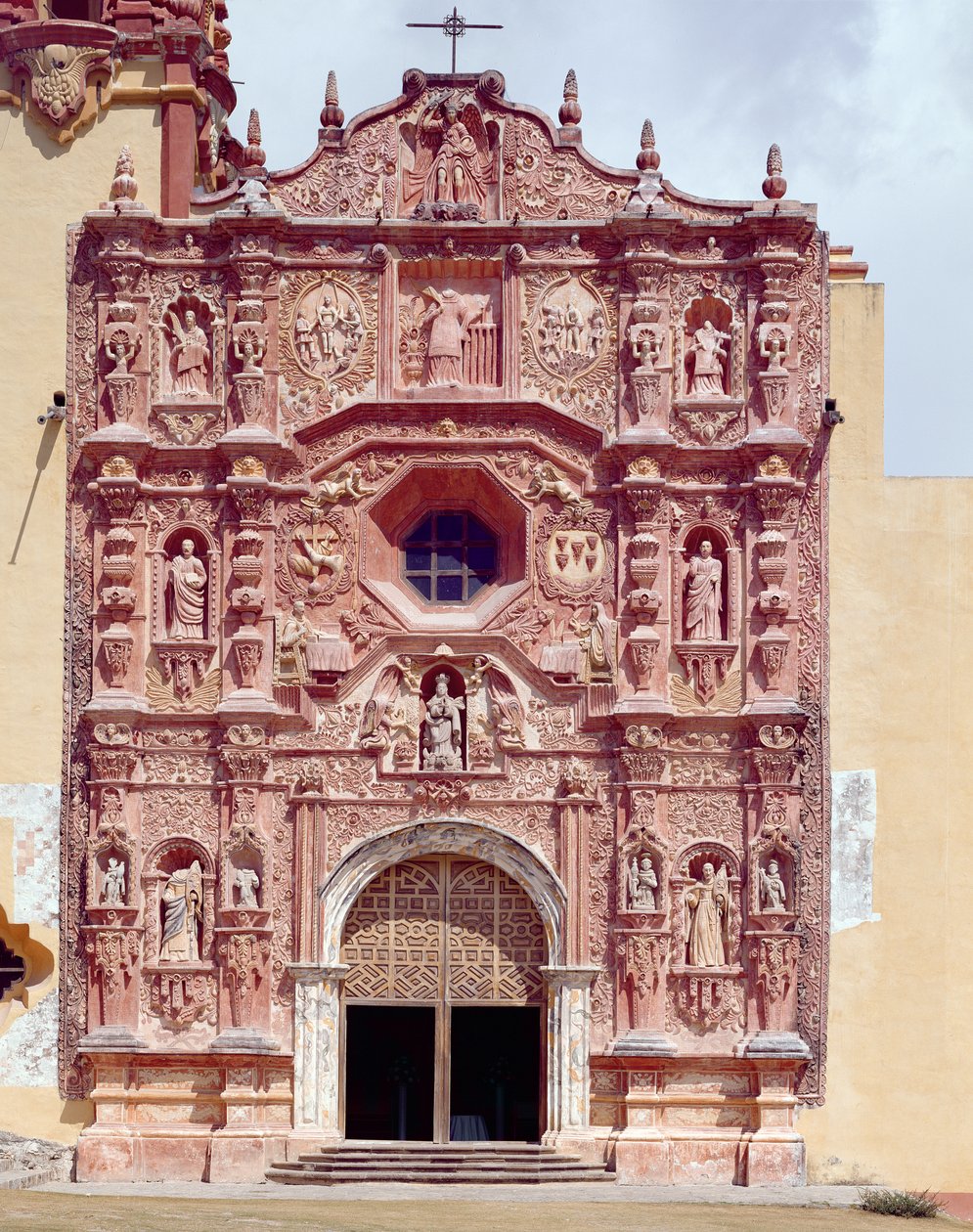 Fasade til fransiskanske misjonskirken Santa Maria del Agua de Landa, 1760-78 av Mexican School