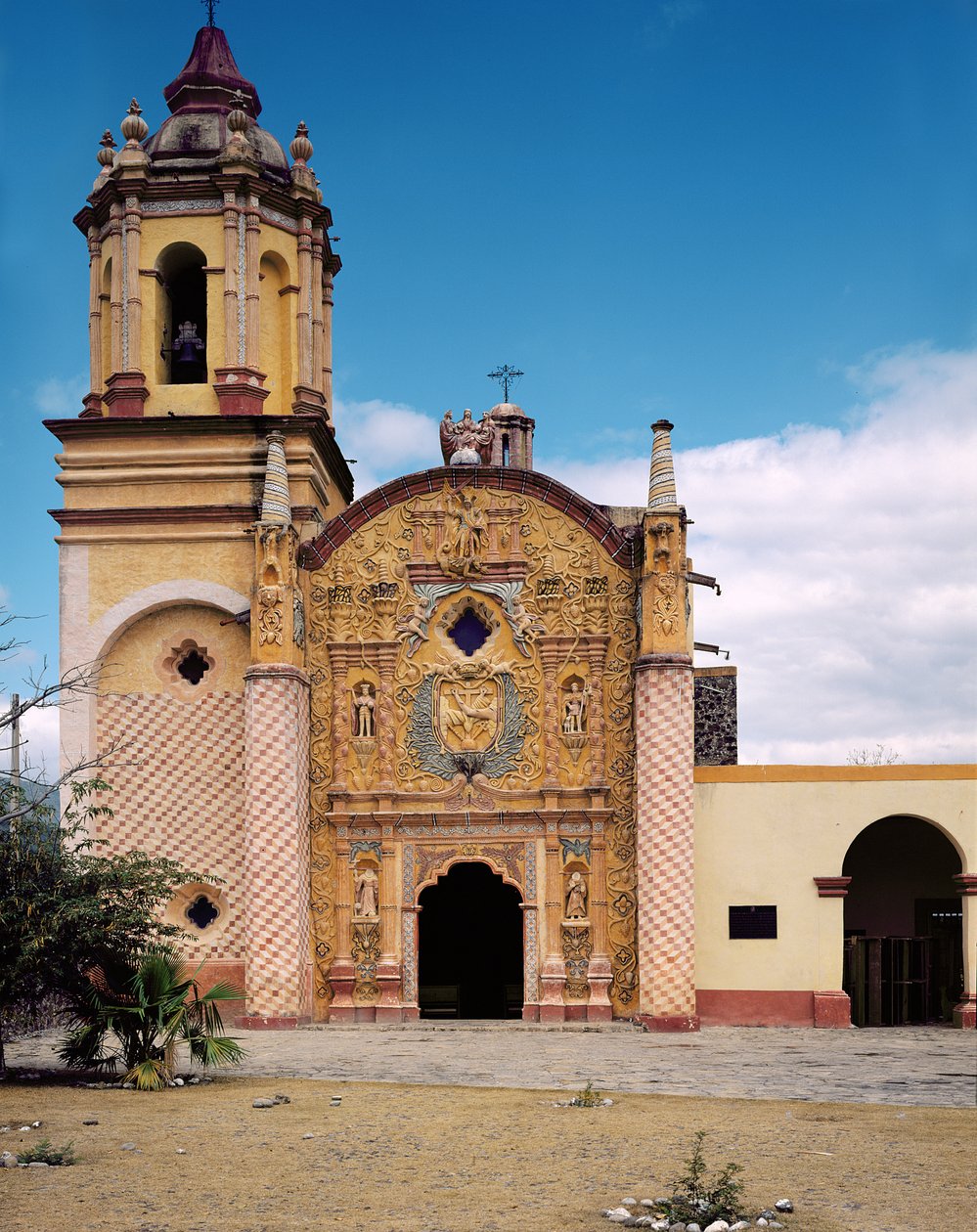 Fasade av den fransiskanske misjonskirken til erkeengelen Saint Michael i Conca, 1754-58 av Mexican School
