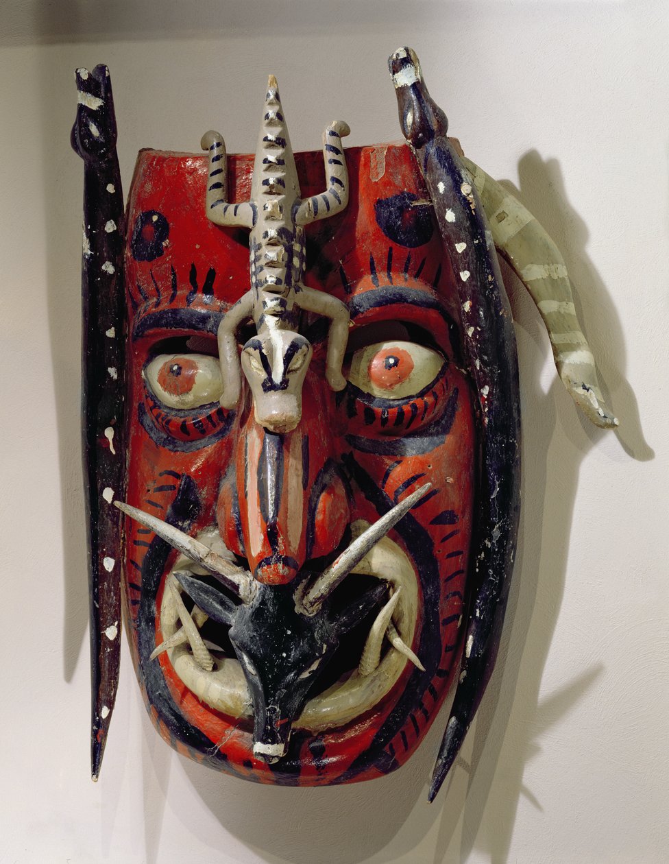 Maske av en hjort brukt av Mayo-folkene i Sonora- og Sinalo-statene i Mexico for Dance of the Deer eller Pascola (malt tre) av Mexican School