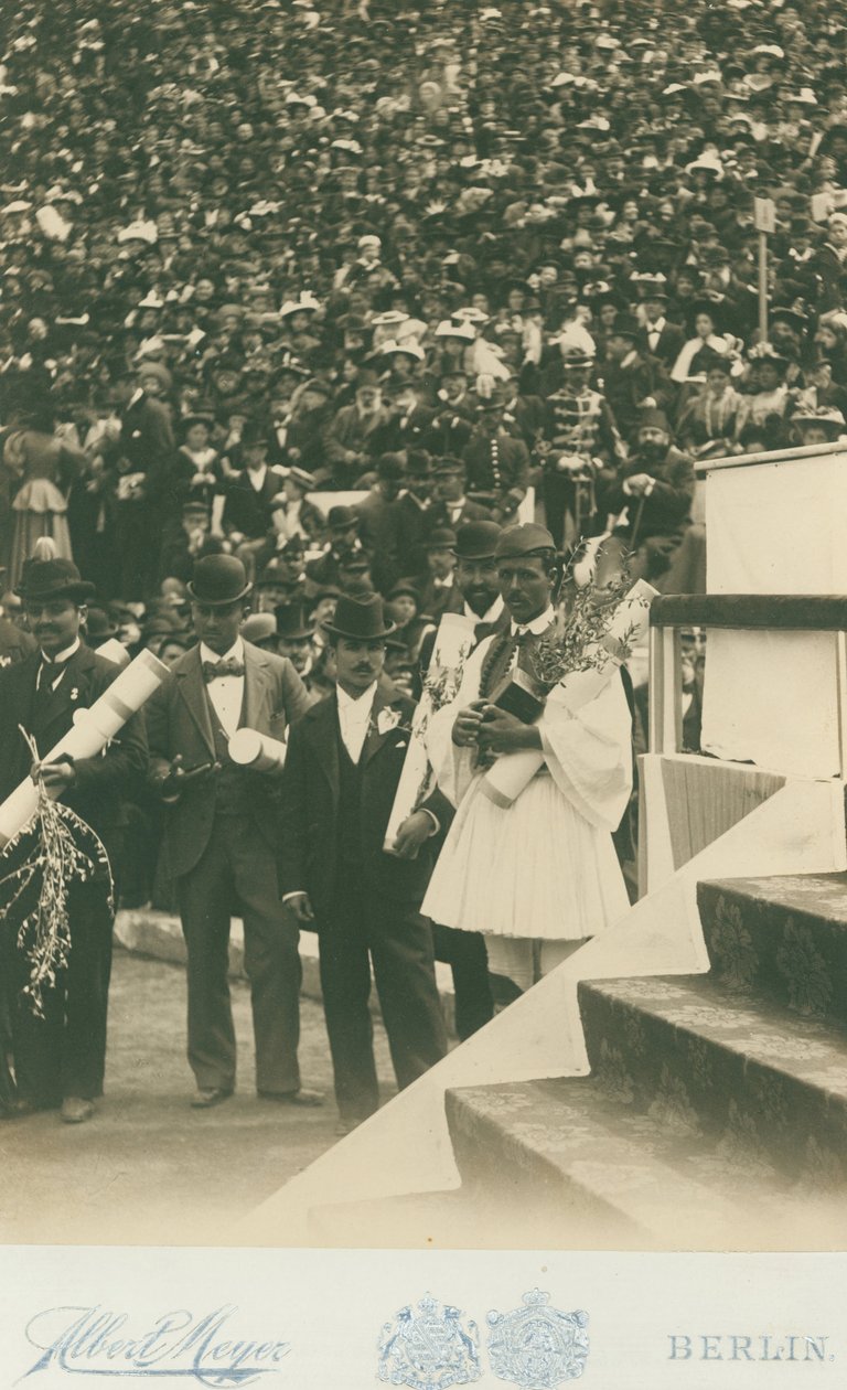 Olympiske leker, 1896; Spyros Louis blir fotografert sammen med andre olympiske seirere under ... av Meyer Albert